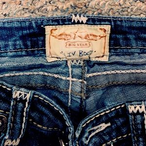 Boot cut jeans with back pockets